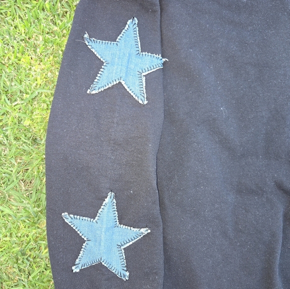 Threaded Gray Black Sweater with Blue Star On Sleeves Size L - Picture 4 of 4